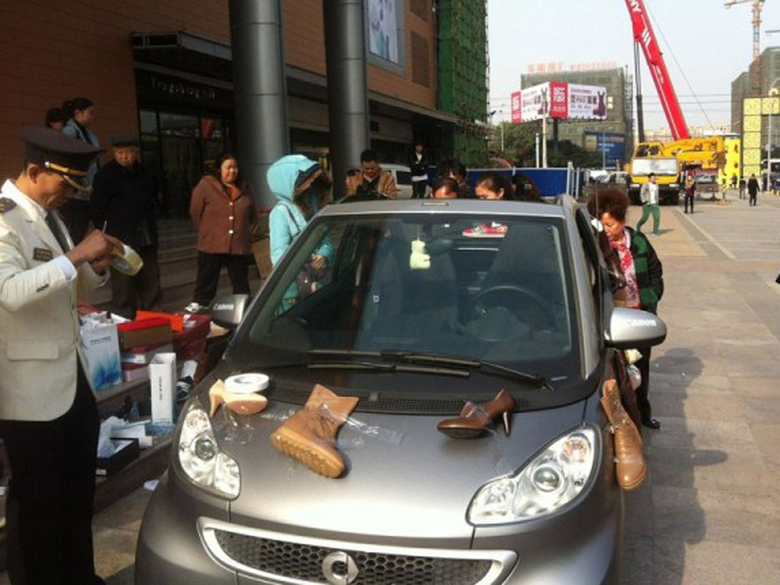 Mua 100 đôi giày dán lên ô tô để… trả thù tình cũ