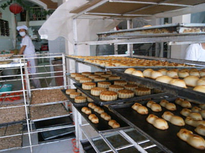 Bánh Trung thu: Đắt hàng hạng sang mua làm quà biếu?