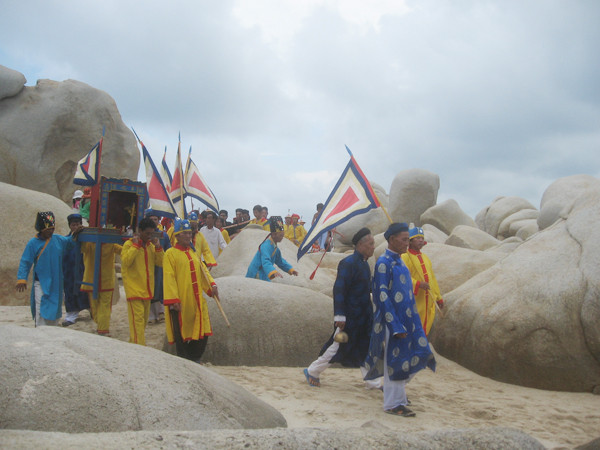 Đoàn bô lão từ đất liền ra đảo cúng vạn