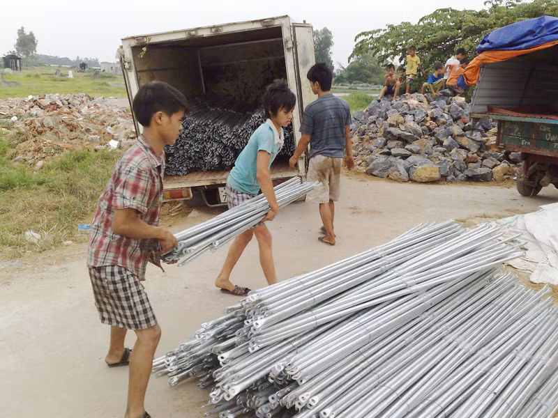 Trong khi những đứa trẻ khác đang vui chơi hồn nhiên thì những công nhân nhí phải nai lưng làm việc