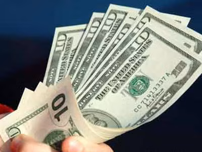 Trong cơn khát USD