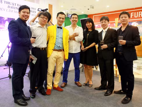 Lê Thiết Cương bày biện nghệ thuật chốn đông người
