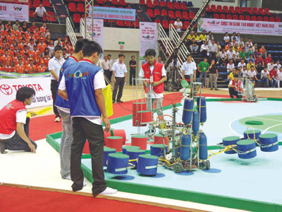 Một trong 4 đội tuyển robocon của ĐH Duy Tân