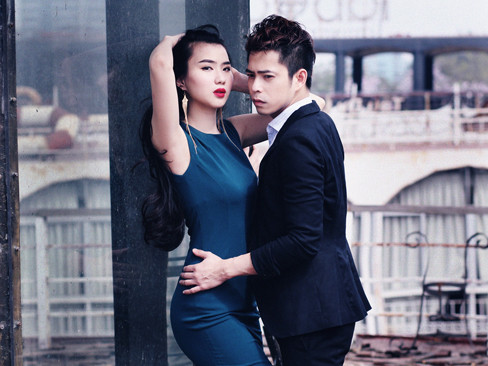 Người mẫu Huyền Thư 'tình tứ' với bạn của chồng