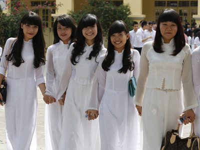 Có nên “xóa” đồng phục áo dài nữ sinh?