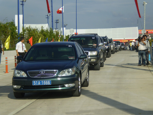 Thông xe đại lộ Đông Tây và hầm dìm vượt sông