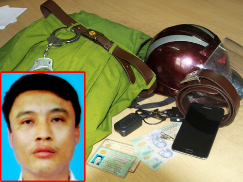 Đối tượng Mai Tuấn Anh (ảnh nhỏ) và bộ trang phục cảnh sát giả (ảnh lớn)