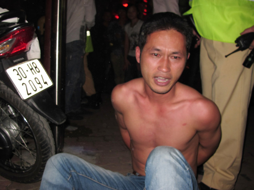 Không đội mũ bảo hiểm, cởi áo lăng mạ công an