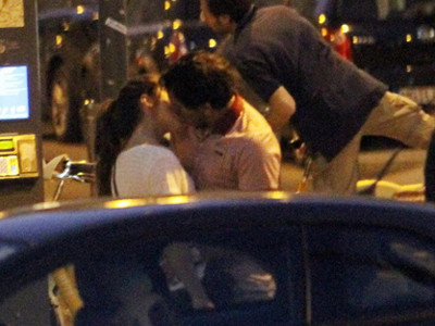 Tevez hôn người yêu… giữa phố