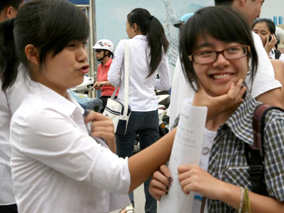 Phụ huynh căng thẳng, sĩ tử cười...