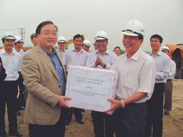 Ông Phan Quốc Hiếu (bên phải) trong một lần đón Phó Thủ tướng Hoàng Trung Hải tới thăm công trường