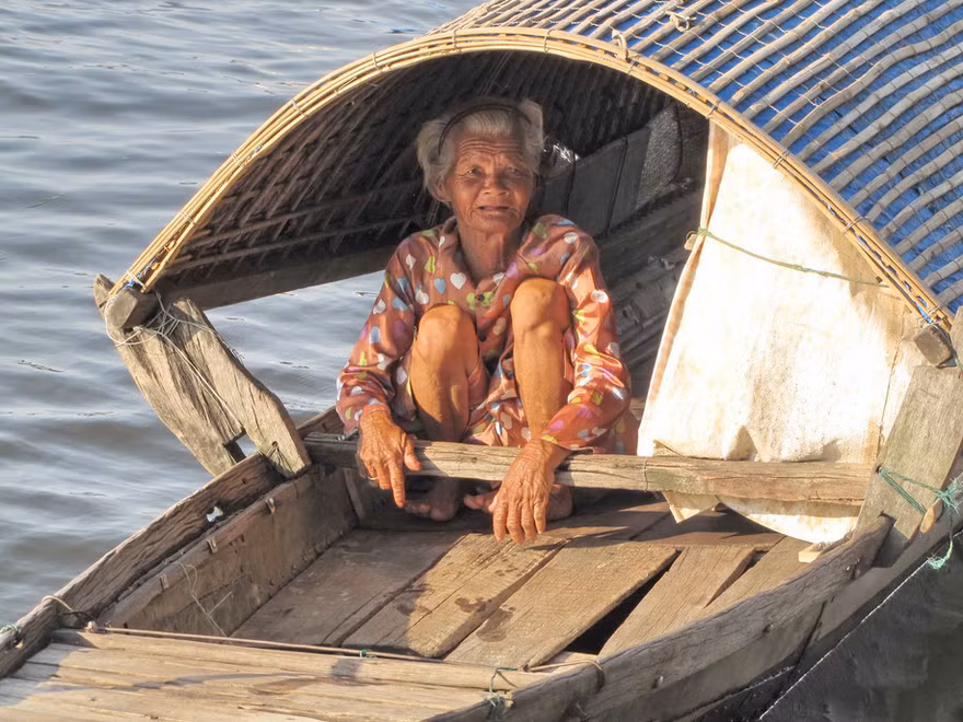 Bà Điệc và con đò nhỏ chưa một ngày rời nhau