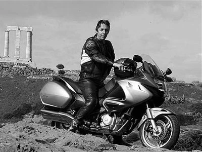 Phóng viên tử nạn khi lái thử xe