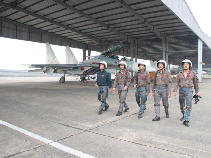 Chuẩn bị lên máy bay xuất kích