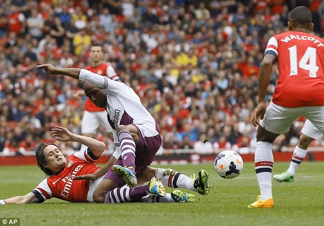 Khai màn Ngoại hạng Anh: 'Động đất' ở Emirates