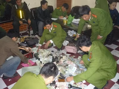 Phá ổ bạc trên sông, bắt 64 người, thu 300 triệu