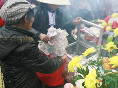 Hai phụ nữ bốc tiền ở hòm công đức trên tháp