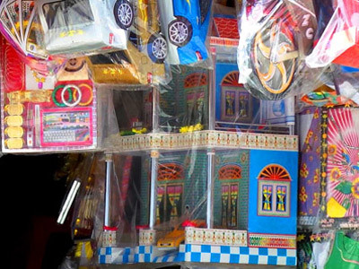 ‘Hốt bạc’ từ bán hàng hiệu cho người ‘cõi âm’