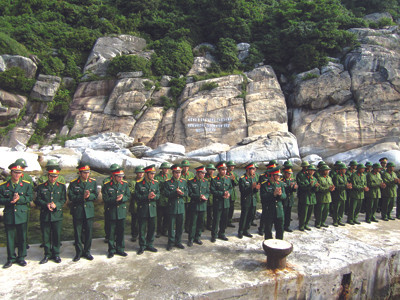 Vượt trùng khơi ra thăm đảo Mắt