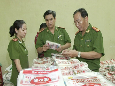 Phá đường dây làm giả bột ngọt nguồn gốc Trung Quốc