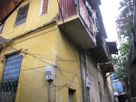 Cháy nhà cổ, người dân khốn khổ