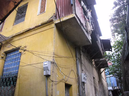 Cháy nhà cổ, người dân khốn khổ