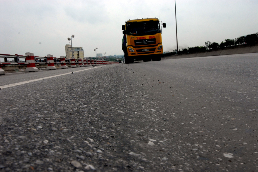 Mặt cầu Thanh Trì tạo thành rãnh sâu chừng 30cm