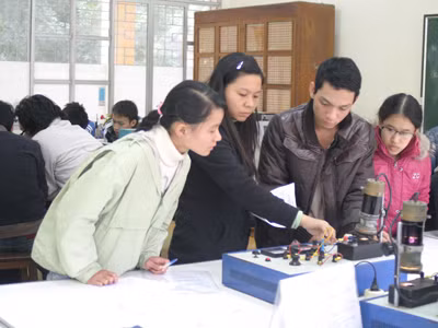 Giờ thực hành của sinh viên Đại học Bách Khoa Hà Nội. Ảnh: Xuân Phú