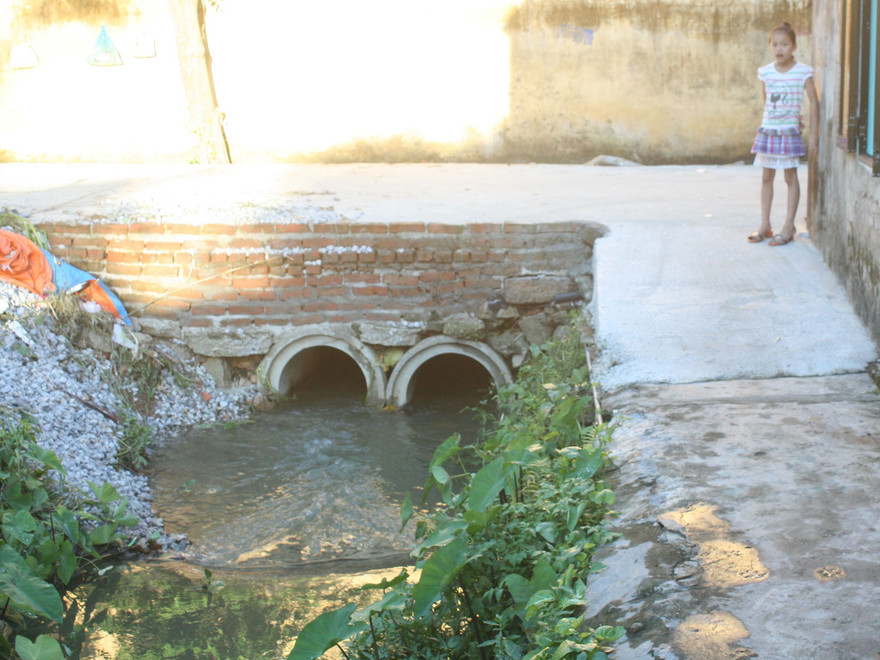 Thương tâm bé trai ba tuổi rơi xuống cống tử vong