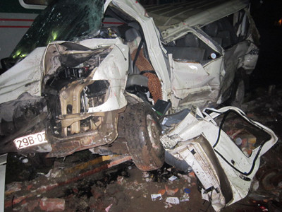 Tàu đâm ôtô đi lễ chùa, năm người thương vong