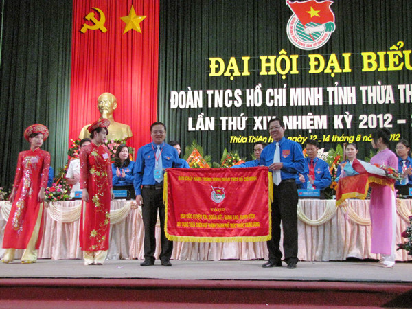 Lãnh đạo T.Ư Đoàn tặng bức trướng cho tuổi trẻ TT- Huế