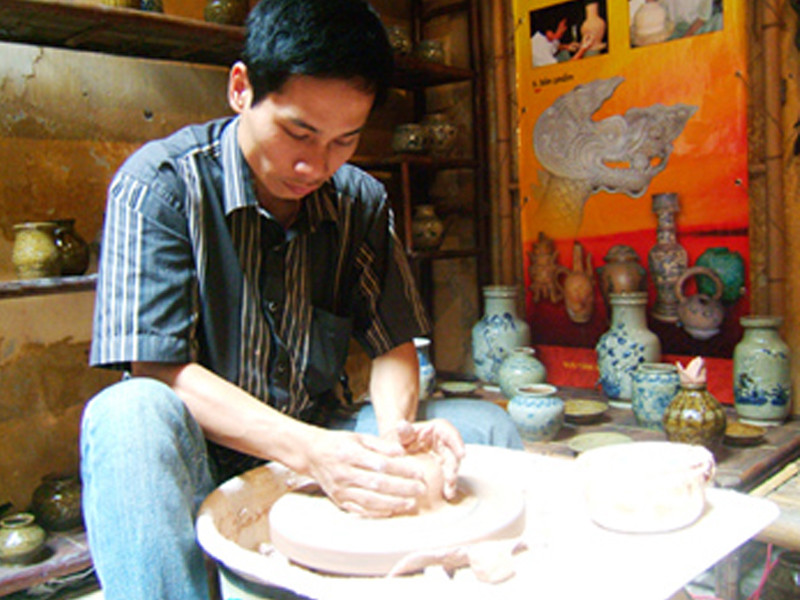 Ít người trẻ còn say mê với nghề của làng gốm