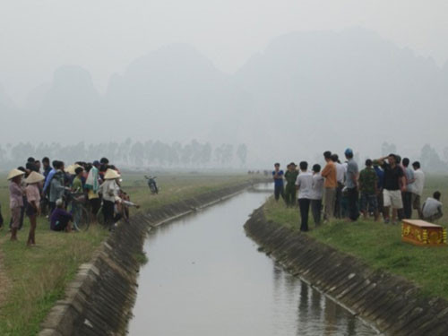 Phát hiện xác một phụ nữ trôi trên kênh