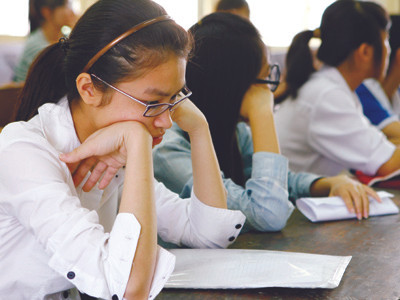 Sĩ tử tâm trạng khi làm thủ tục thi (ảnh chụp tại điểm thi Đại học Xây dựng Hà Nội ngày 3-7) Ảnh: Hồng Vĩnh