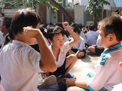 Đừng đặt gánh nặng lên vai trẻ