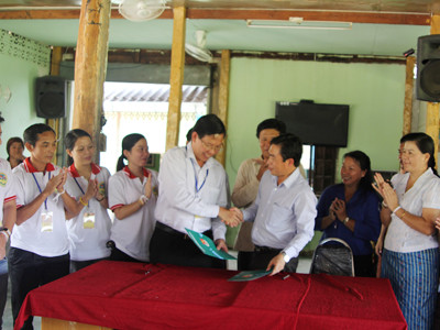 Anh Phan Văn Mãi và anh Khăm Phả Phim Ma Son ký biên bản ghi nhớ