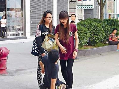 Cô gái túm tóc, tát bạn trai tới tấp trên phố