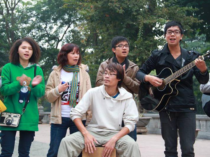 Giới trẻ Hà thành mê mẩn 'du ca đường phố'