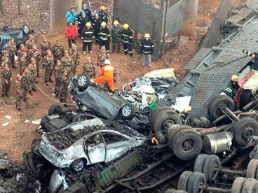 Vụ nổ xe tải chở pháo hoa làm sập 80m cầu khiến nhiều xe rơi từ độ cao 30m xuống đất