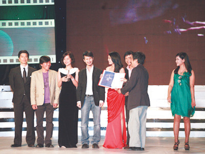 Đoàn làm phim “Cánh đồng bất tận” nhận giải Báo chí Ảnh: Phan Anh