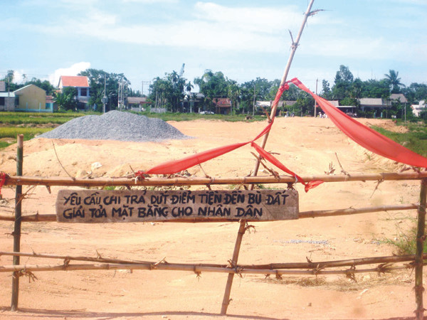 Dân ngăn thi công cầu vì chưa xong đền bù