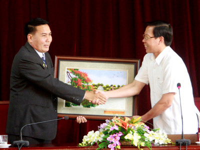 Bí thư Thường trực T.Ư Đoàn Phan Văn Mãi (phải) tặng quà lưu niệm cho đoàn đại biểu thanh niên Bộ An ninh Lào