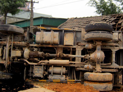 Tránh xe con, ô tô tải đâm đổ nhà dân