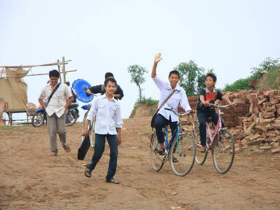 Nhọc nhằn chở chữ qua sông