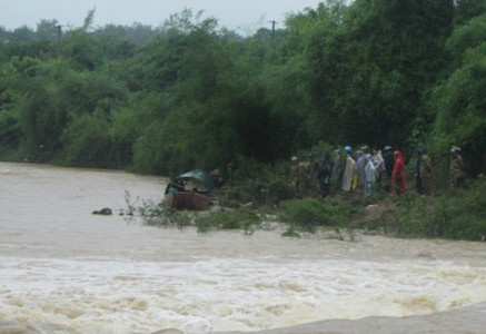 'Hãy để tôi chết chung với cả nhà trong xe'