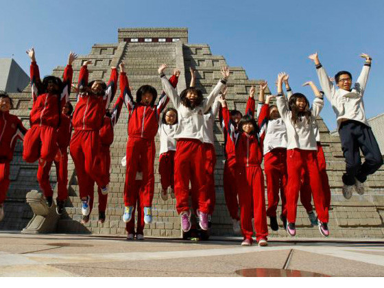 Ăn mừng vì thoát ‘ngày tận thế’