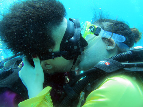 Cận cảnh đám cưới tập thể dưới đại dương