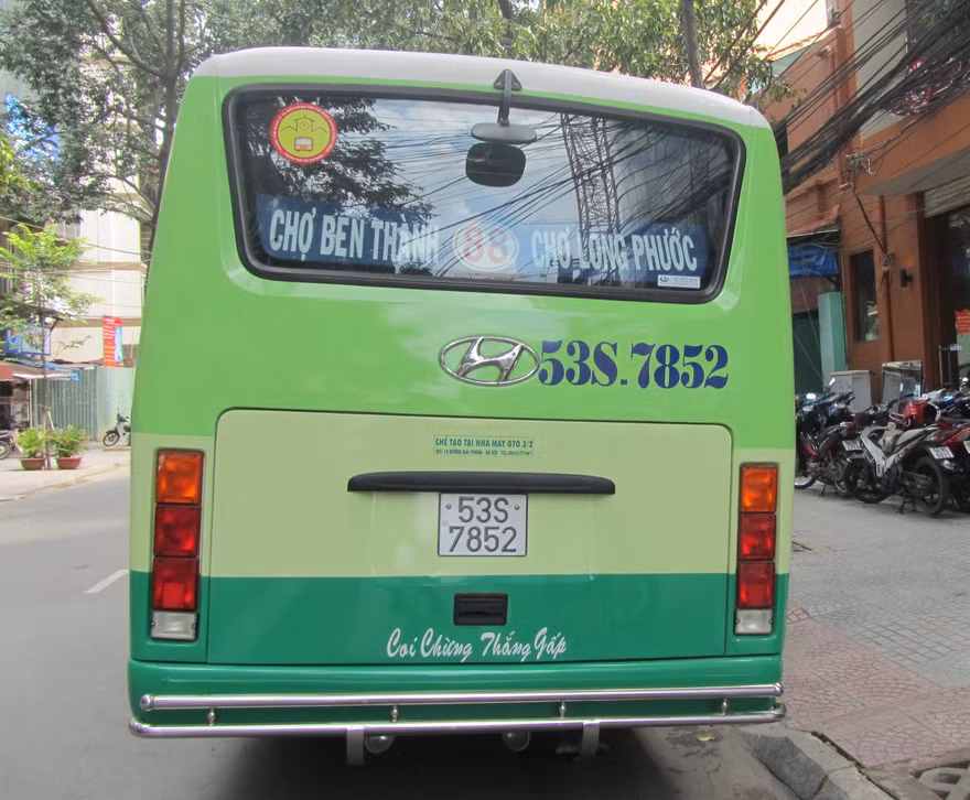 Đã chèn xe máy, lại còn đánh người