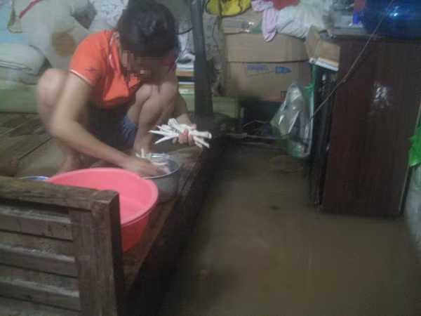 Cảnh nhếch nhác trong phòng trọ ngập nước của sinh viên Ảnh: D.N