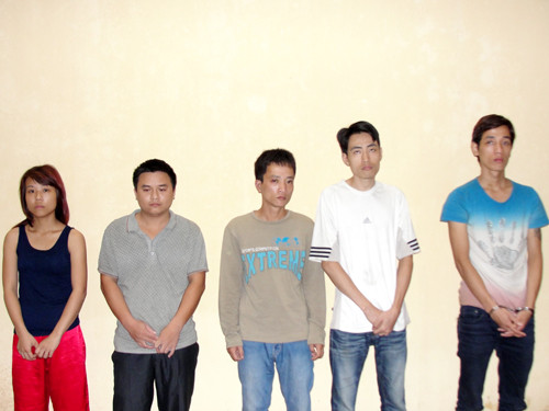 Dùng đao, kiếm cướp điện thoại trong quán Internet